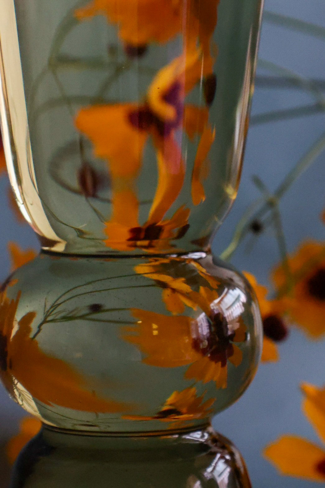 オリーブ色の透明な花瓶